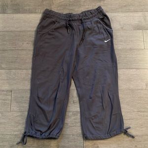 NIKE cropped grey jogging pants with pockets. Size Small